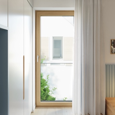 Blick auf ein Fenster mit innerer Absturzsicherung.