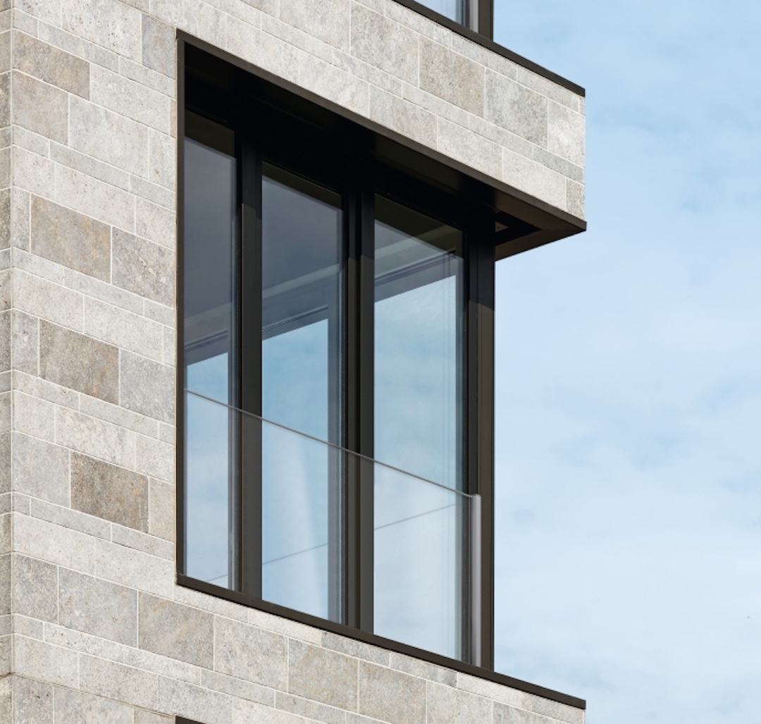 Wohnhaus mit einer Glasabsturzsicherung von UP Fenster und Türen
