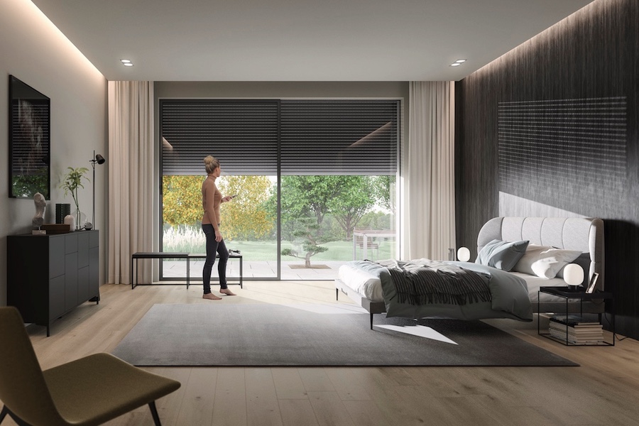 Modernes Wohnzimmer mit Frau vor Roma Rolläden