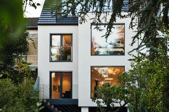 Moderne Hausfassade mit Schüco Living
