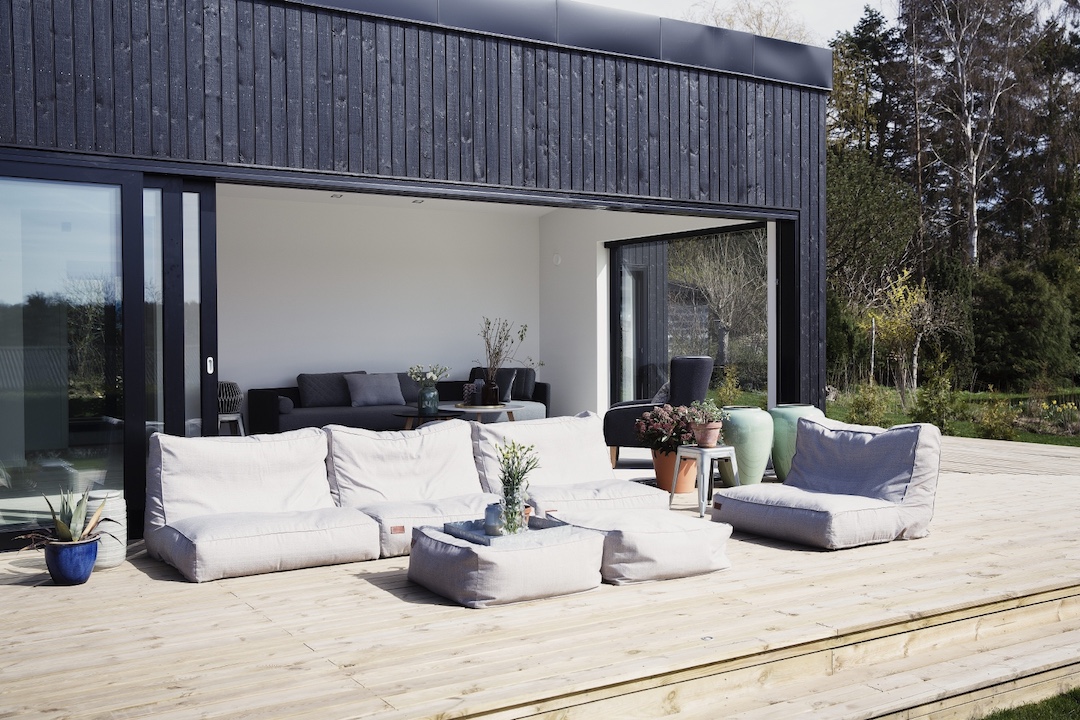Terrasse mit modernen Sofas und Hebenschiebetüren