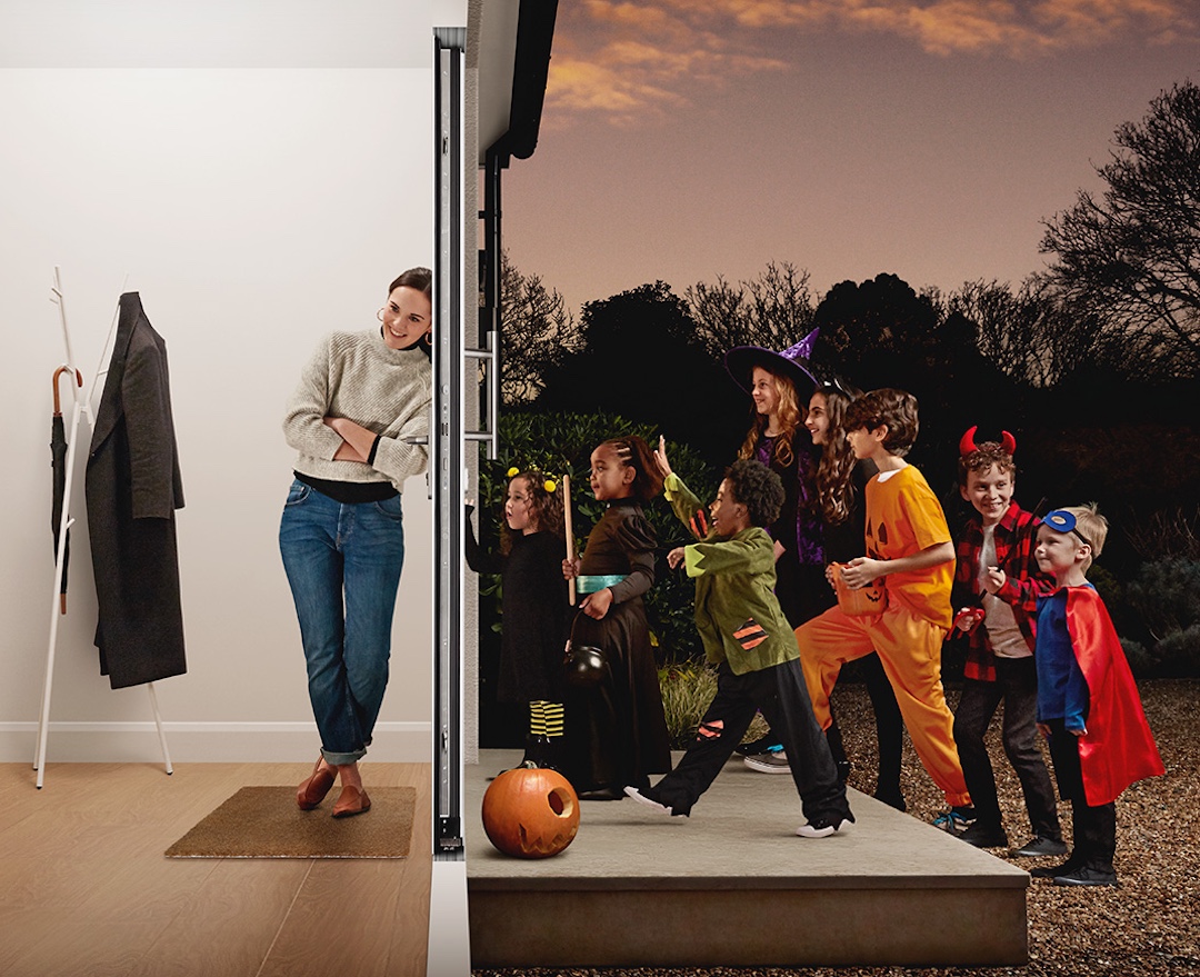 Symbolbild: Kindern klingeln an Halloween an einer einbruchsicheren Tür.