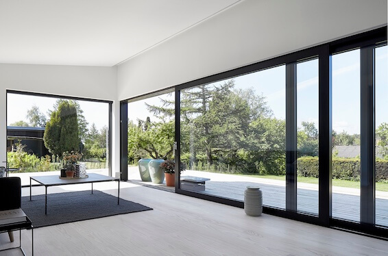 Großzügige Fensterfronten durch moderne Balkon- und Terrassentüren