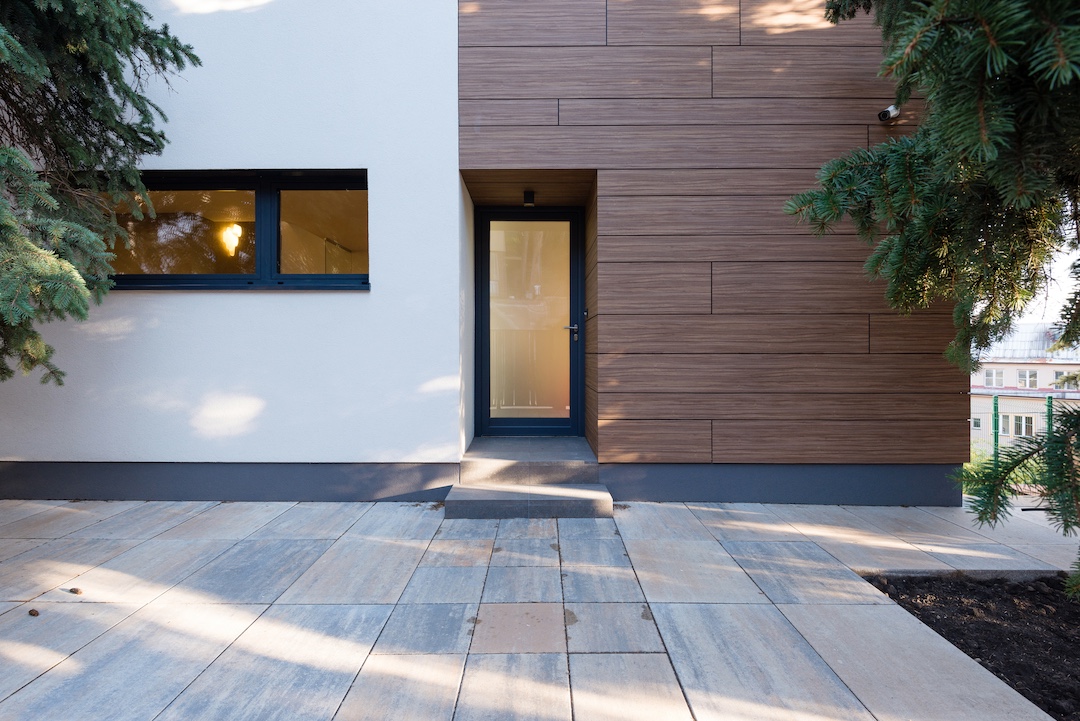 Nebeneingangstür in einem modernen Wohnhaus