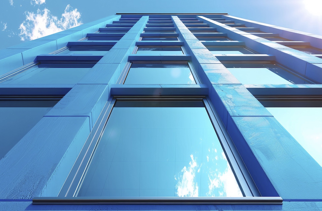 Blick von unten auf Hochhaus mit Sonnenschutzglas